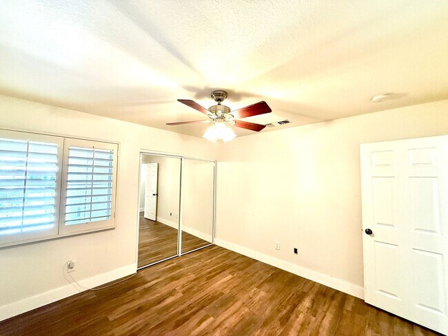 Building Photo - Landau Manor - FANTASTIC 4Br/2ba/3 car garage w/ POOL & SOLAR!