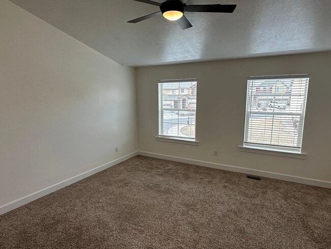 Building Photo - Luxurious Spacious layout in convenient Sa...