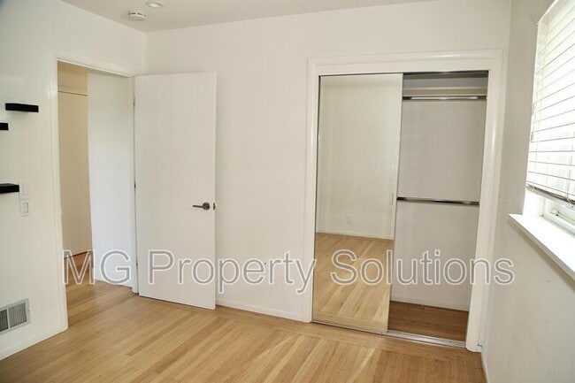 Building Photo - 974 Vernal Ave