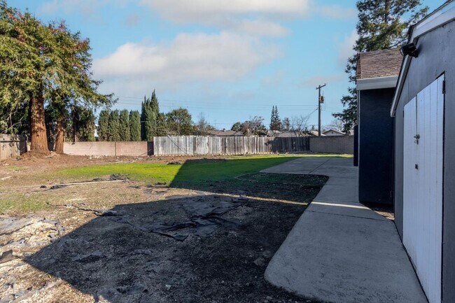 Building Photo - FOUR BEDROOM HOME ON A HUGE LOT SEE VIDEO