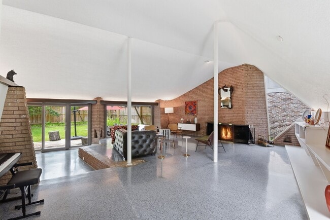 Building Photo - 4603 Ivanhoe St