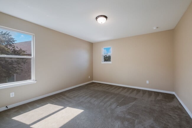 Building Photo - APPLICATION RECEIVED        4 Bedroom 2.5 Bath Ready for Move-in