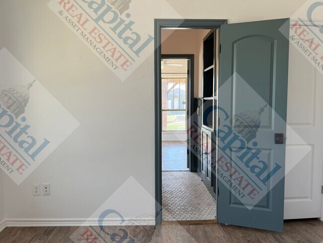 Building Photo - Charming 3 Bedroom