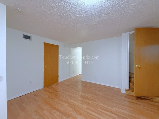 Building Photo - 980 NW Wallula Ave