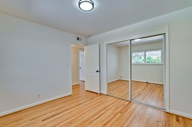 Building Photo - 941 // (Duplex)
