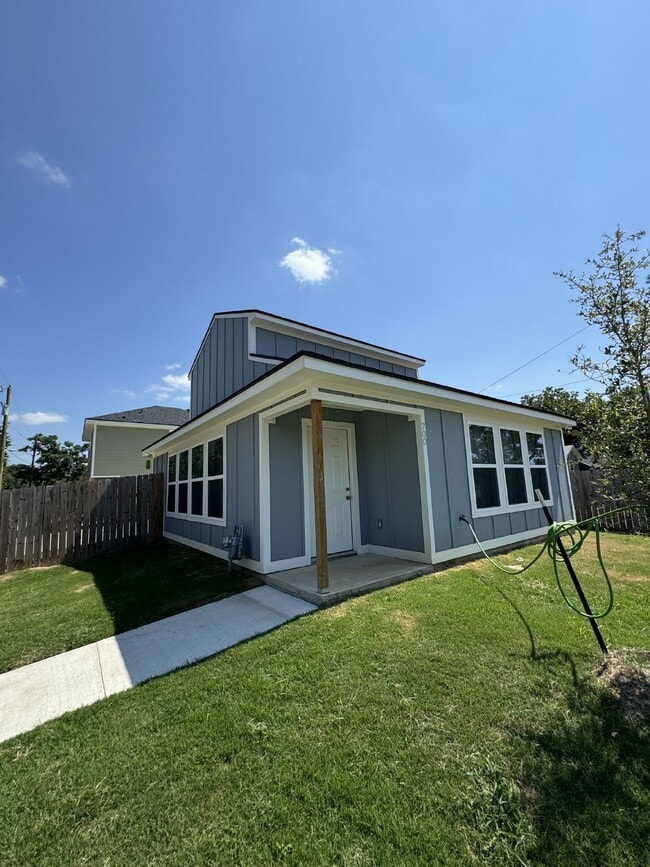 Building Photo - "Charming 1-Bedroom Haven with 1.5 Baths on Hines Avenue, Waco"