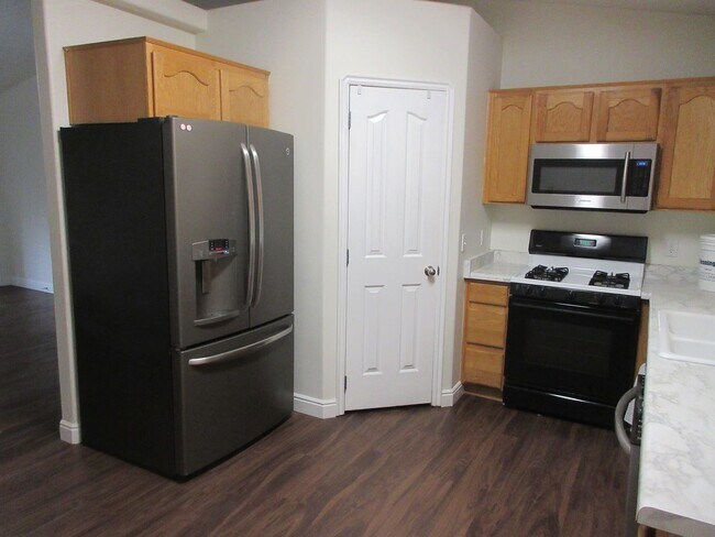 Building Photo - Move-In Bonus!!! 3 bedroom - 2 bath - located in Enoch