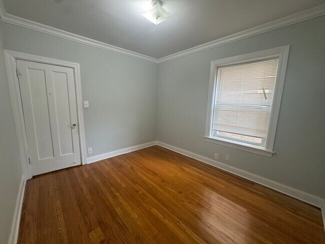 Building Photo - 5405 N Sawyer Ave