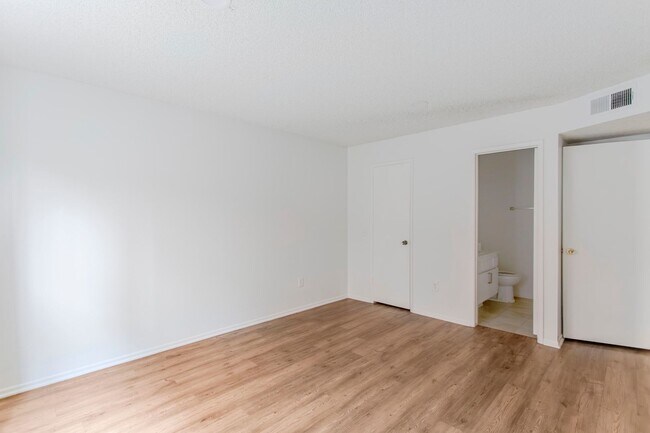 Building Photo - Chatsworth Rent This Now