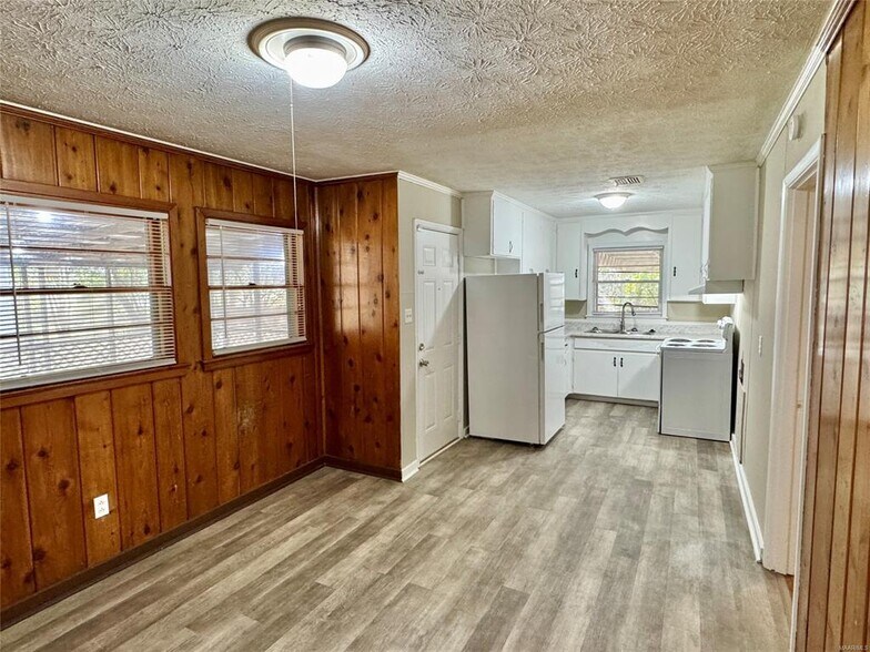 Building Photo - 875 Karen Rd