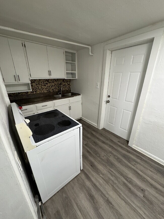 Building Photo - Newly remodeled 1 bedroom / 1 bathroom wit...