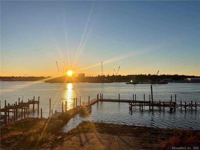 Building Photo - 112 Thames St