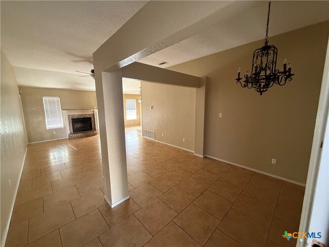 Building Photo - 2207 Waterfall Dr