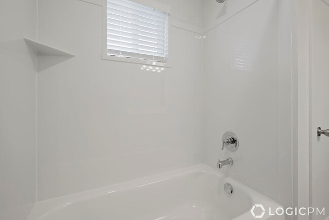 Building Photo - Gorgeous Townhome in Great Location!