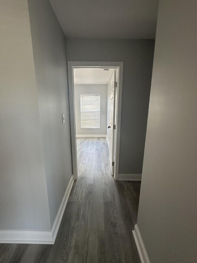 Building Photo - Charming 2-Bed, 2-Bath Retreat in Port Charlotte!