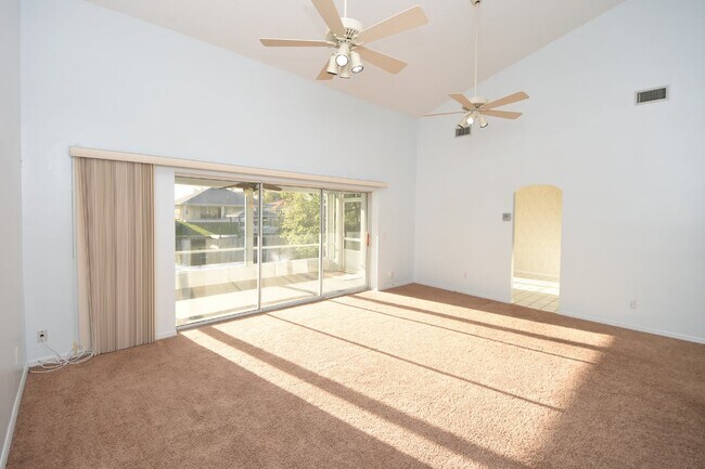 Building Photo - Salt water canal, 2 story home