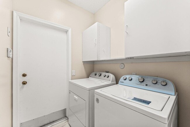 Building Photo - 5872 NW 73rd Ct