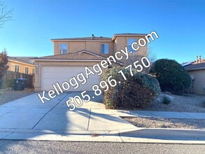 Building Photo - COMMUNITY POOL - LARGE 4 BEDROOM - Master Upstairs