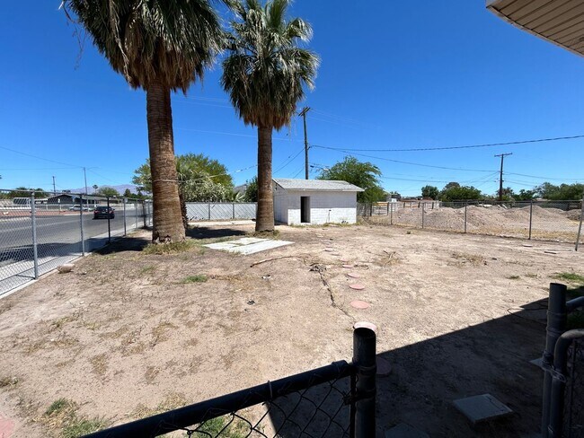 Building Photo - Spacious 4 bedroom, 2 bathroom home locate...