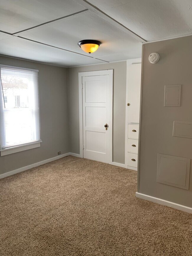 Building Photo - 2 BEDROOM, 1 BATHROOM SINGLE FAMILY HOME W...