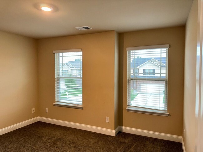 Building Photo - Almost New 4 Bed/2.5 Bath Home in Lovejoy!