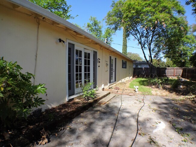 Building Photo - 708 Douglas Ln