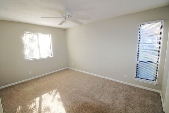 Building Photo - 2 Bedroom Condo In South Park!
