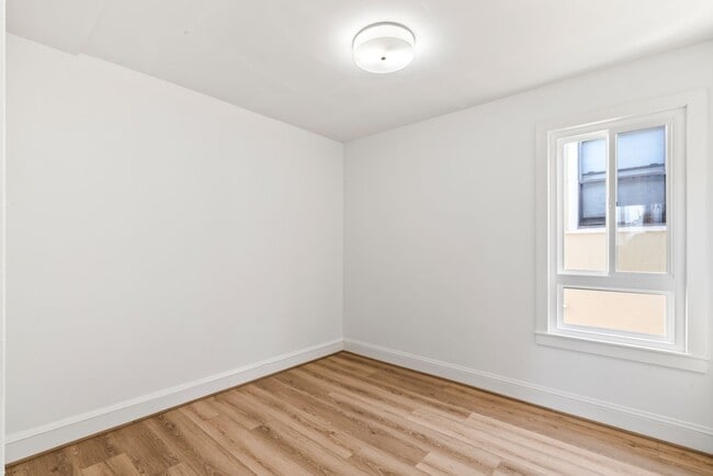 Building Photo - Remodeled 4Bd/2.5Ba Single-Family Home in ...