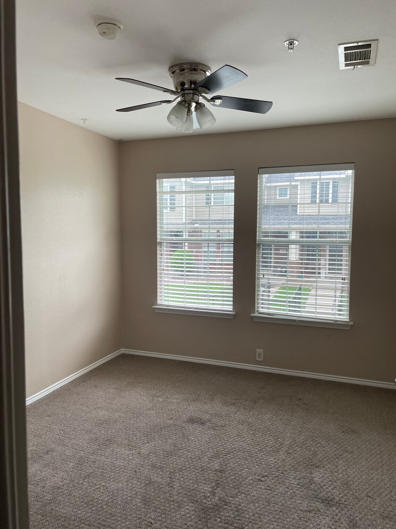 Building Photo - 2220 Stoneleigh Pl
