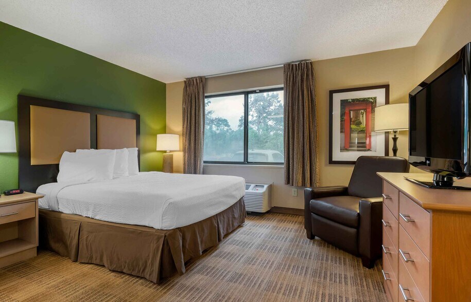 Building Photo - Furnished Studio-Daytona Beach - Internati...