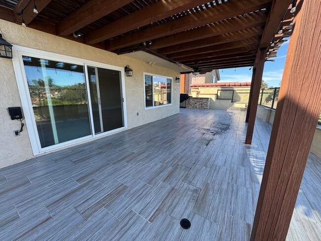 Building Photo - 4 Bedroom house with pool and amazing views