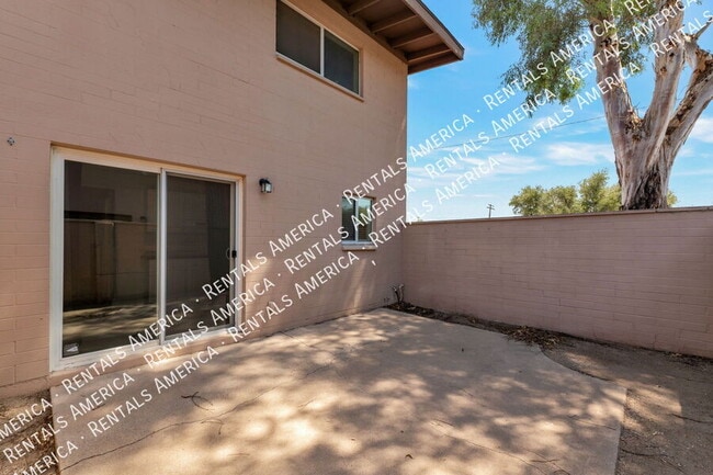 Building Photo - 935 N Venice Ave