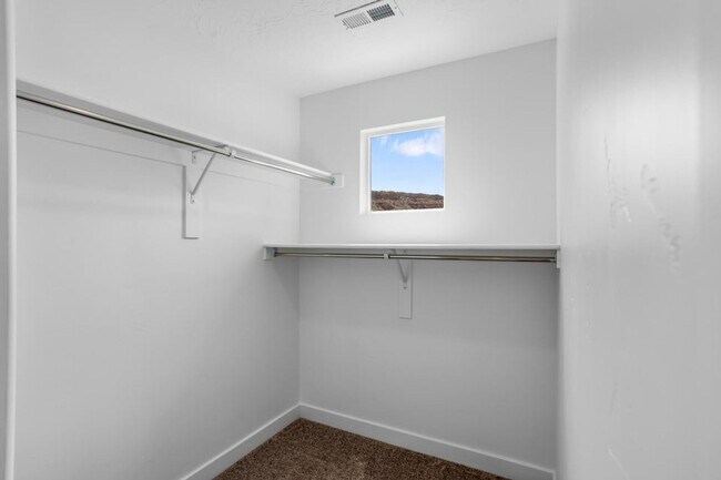 Building Photo - MOVE IN READY! 3 Bedroom townhome in long valley!