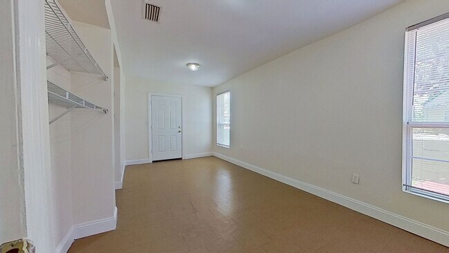 Building Photo - 1049 Pippin St