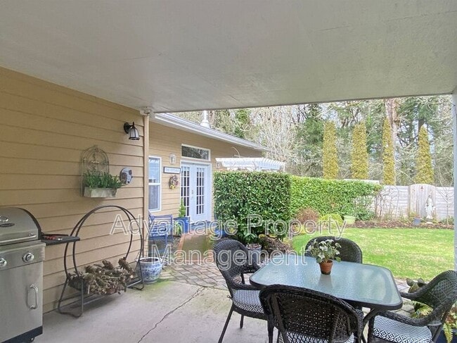 Building Photo - 1720 SW Brooklane Dr