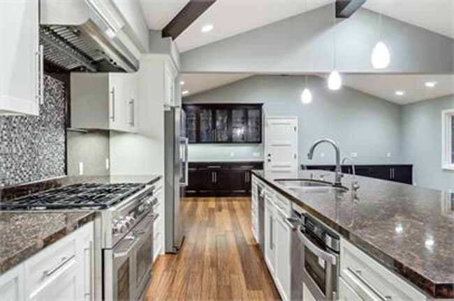 Building Photo - Large 5 bed Masterpiece Home with Back Bay...