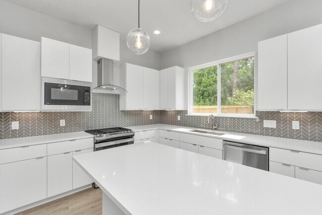 Building Photo - 5818 Burt St