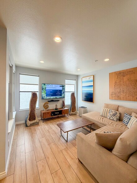 Building Photo - 425 E Ocean Blvd