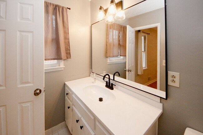 Building Photo - 1424 Shadowbrook Dr