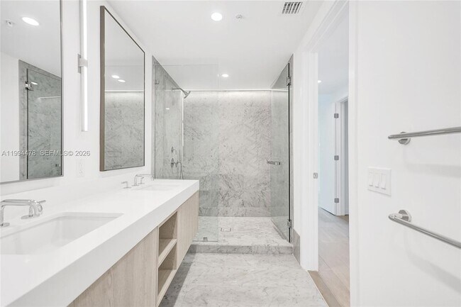 Building Photo - 9221 E Bay Harbor Dr