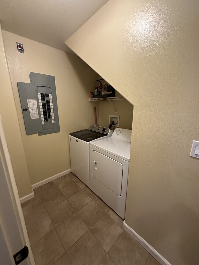 Building Photo - Pet-Friendly Spacious Solar-Powered Home i...