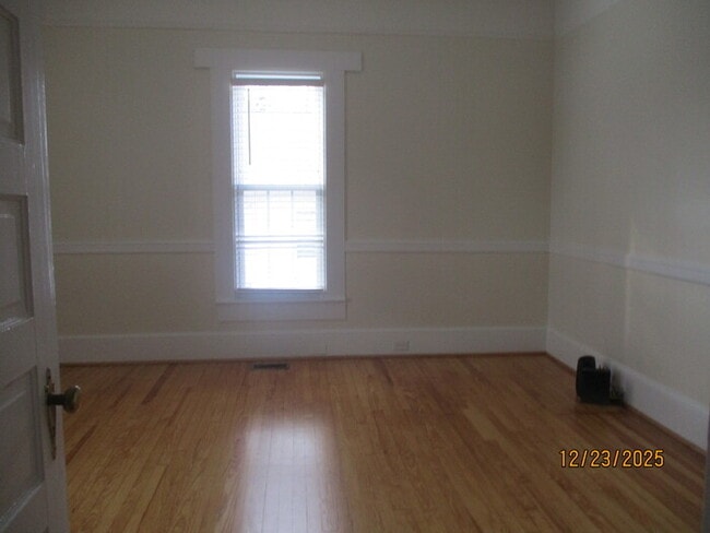 Building Photo - 406 S Rose Ave