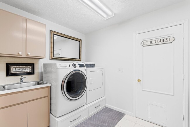 Building Photo - 1801 SE Hillmoor Dr