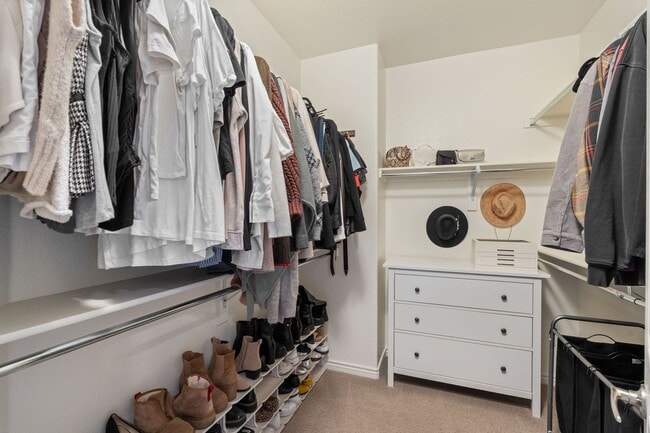 Building Photo - Modern Comfort Meets Mountain Convenience ...