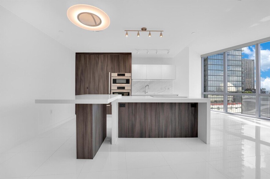 Building Photo - 851 NE 1st Ave