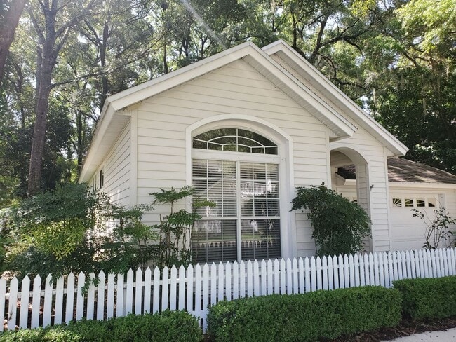 Building Photo - 3 Bed/2 Bath, On the Golf Course in Haile Plantation-Chickasaw Way!