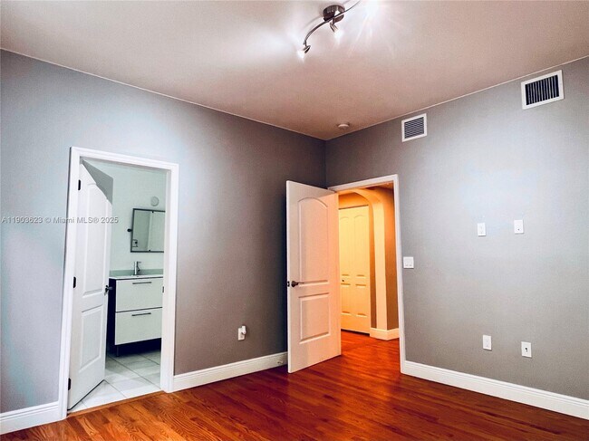 Building Photo - 215 Phoenetia Ave