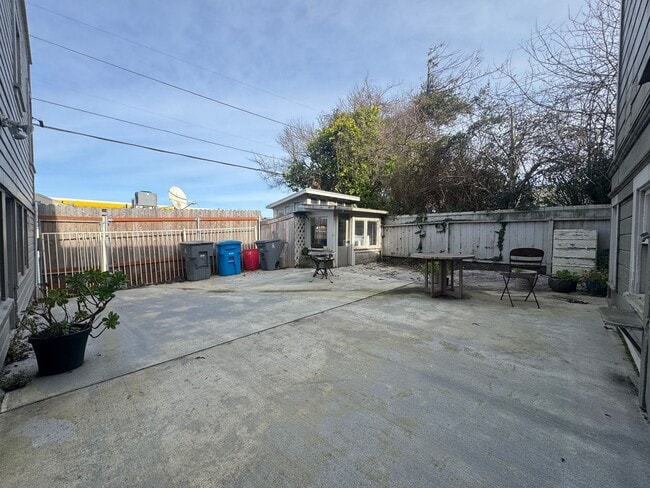 Building Photo - 6th &amp; N