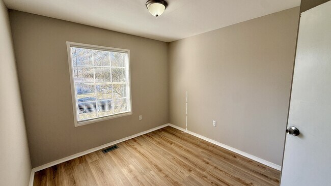 Building Photo - 2004 Chambers Dr NE