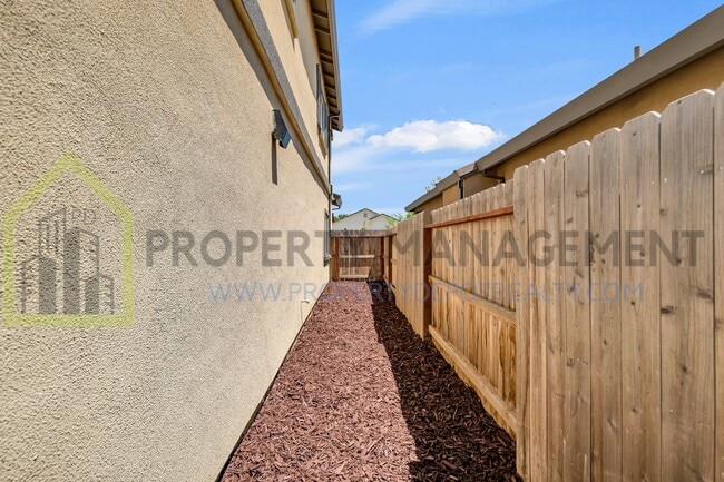 Building Photo - Modern & Spacious 5BD/3BA Home in South Sa...